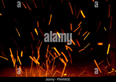 Feuer Funken in die Luft in der Nähe der Feuerstelle auf Schwarz Stockfoto