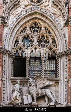 Saint Mark's Lion und doge Foscal über dem Eingang der Doge's Palace, Venedig. Stockfoto