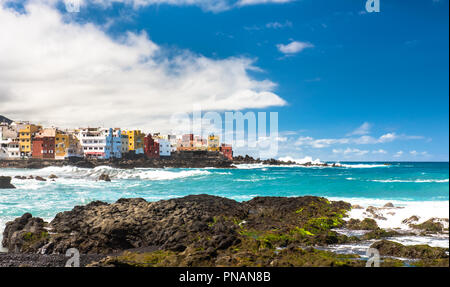 Blick auf die bunten Häuser von Punta Brava vom Strand Jardin in Puerto de la Cruz, Teneriffa, Kanarische Inseln, Spanien Stockfoto