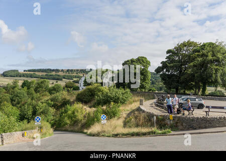 Monsal Head Aussichtspunkt, mit einem öffentlichen Parkplatz auf der rechten Seite und eine Straße zu Cressbrook zur Linken, Derbyshire, UK Stockfoto