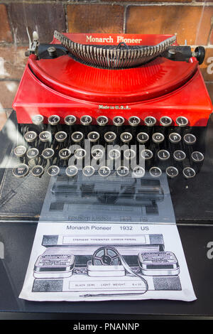 Der Monarch (Remington) Pioneer portable Schreibmaschine auf Anzeige an Stephens House & Gardens, Finchley, London, UK Stockfoto