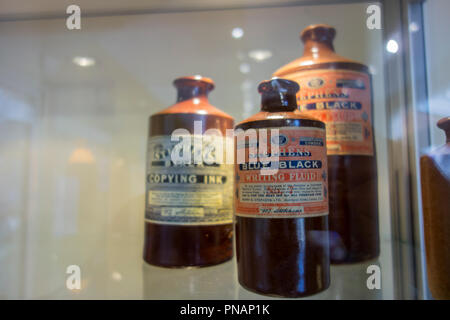 Reihen von Tinte Brunnen auf Anzeige an Stephens Haus und Gärten, Finchley, London, UK Stockfoto