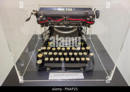 Der Fuchs tragbare Schreibmaschine auf Anzeige an Stephens House & Gardens, Finchley, London, UK Stockfoto