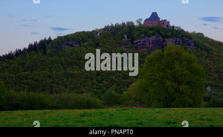 Burg Nideggen leuchtet auf einem Berg. Stockfoto