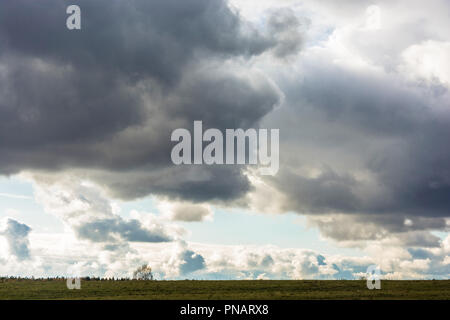 Düster, bewölkter Himmel über einen schmalen Streifen Land in einem Herbst Tag. Stockfoto