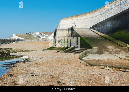 Spencer Court Küste entlang in Saltdean, East Sussex, Blick auf das Meer bei Ebbe, selektiver Fokus Stockfoto