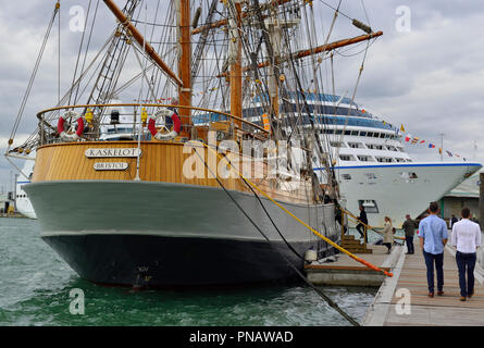 Die dreimastige Barke Kaskelot, ein hölzernes Tall Ship, auf der Southampton Boat Show (2018) mit einem Kreuzfahrtschiff, das im Hintergrund angedockt ist, England, Großbritannien Stockfoto