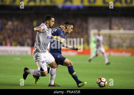 BUENOS AIRES, ARGENTINIEN - 19. SEPTEMBER 2018: Cristian Pavon (Boca) versucht die Verteidigung in Buenos Aires, Argentinien zu entkommen Stockfoto