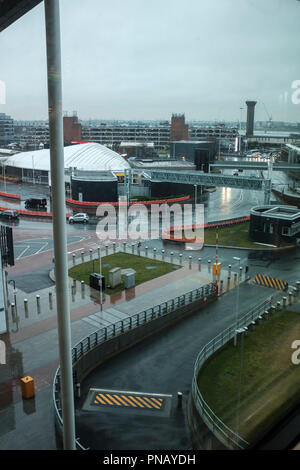 UK, London, Heathrow Airport - drop-off und langen Aufenthalt Parken an einem regnerischen Tag. Stockfoto