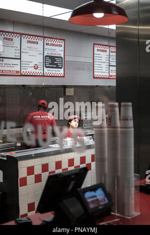 UK, London, West End-Team bei der Arbeit an der Burger Kette' fünf Jungs' Stockfoto