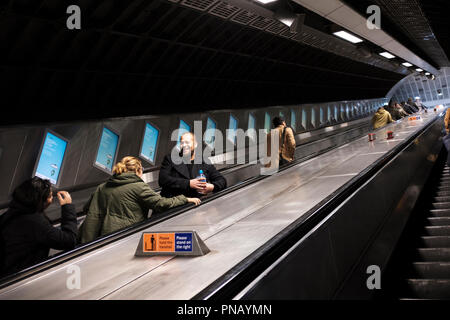 UK, London, Rolltreppe in der Londoner U-Bahn Stockfoto