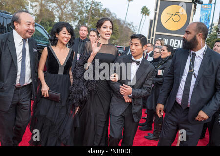 Direktor für den besten fremdsprachigen Film nominiert, "Zuerst töteten sie meinen Vater" (Kambodscha), Angelina Jolie kommt mit mit Loung Ung (L) und Pax Jolie-Pitt beim 75. jährlichen Golden Globe Awards im Beverly Hilton in Beverly Hills, CA am Sonntag, 7. Januar 2018. Stockfoto