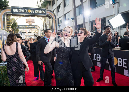 Emma Stone (L) und pensionierte Tennisspieler Billie Jean King kommen an die 75. jährlichen Golden Globe Awards im Beverly Hilton in Beverly Hills, CA am Sonntag, 7. Januar 2018. Stockfoto