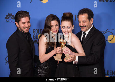 Die Annahme der Golden Globe für die beste Fernsehserie - Musical oder Comedy für' Die wunderbare Frau Maisel" (Amazon) sind Michael Zegen, Marin Hinkle, Rachel Brosnahan und Tony Shalhoub beim 75. jährlichen Golden Globe Awards im Beverly Hilton in Beverly Hills, CA am Sonntag, 7. Januar 2018. Stockfoto