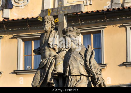 Statue des Heiligen Erlösers mit Heiligen Cosmas und Damian Detail auf der Karlsbrücke, Prag, Tschechische Republik Stockfoto