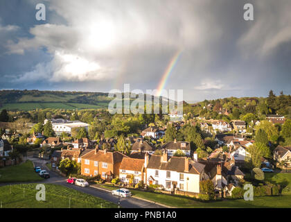 Tadworth, Surrey, Großbritannien - ein Regenbogen über Box Hill Stockfoto