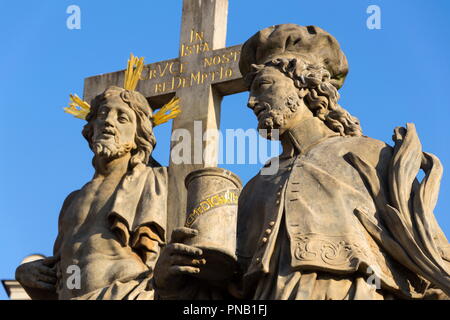 Statue des Heiligen Erlösers mit Heiligen Cosmas und Damian Detail auf der Karlsbrücke, Prag, Tschechische Republik Stockfoto