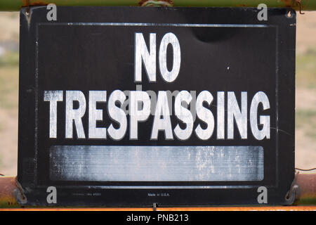 Alt No Trespassing Logo in Schwarz Stockfoto