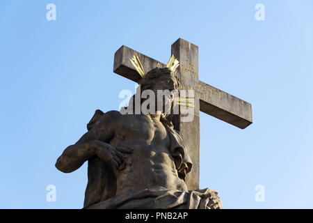 Statue des Heiligen Erlösers mit Heiligen Cosmas und Damian Detail auf der Karlsbrücke, Prag, Tschechische Republik Stockfoto