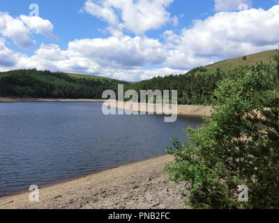 Howden Reservoir, Obere Derwent Valley Nationalpark Peak District, Derbyshire, England, UK im Juni zeigen Trockenheit Stockfoto