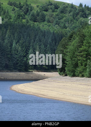 Howden Reservoir, Obere Derwent Valley Nationalpark Peak District, Derbyshire, England, UK im Juni zeigen Trockenheit Stockfoto