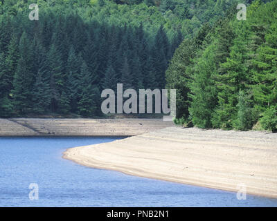 Howden Reservoir, Obere Derwent Valley Nationalpark Peak District, Derbyshire, England, UK im Juni zeigen Trockenheit Stockfoto