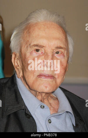 Kirk Douglas 05/04/2017 Das 25-jährige Jubiläum der Anne Douglas Zentrum für Frauen am Los Angeles Mission gehalten an der Los Angeles Mission in Los Angeles, CA Foto von Izumi Hasegawa/HNW/PictureLux Stockfoto