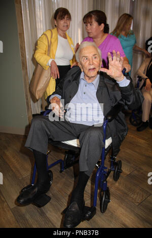 Kirk Douglas 05/04/2017 Das 25-jährige Jubiläum der Anne Douglas Zentrum für Frauen am Los Angeles Mission gehalten an der Los Angeles Mission in Los Angeles, CA Foto von Izumi Hasegawa/HNW/PictureLux Stockfoto