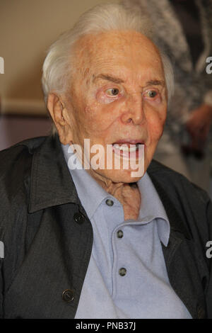 Kirk Douglas 05/04/2017 Das 25-jährige Jubiläum der Anne Douglas Zentrum für Frauen am Los Angeles Mission gehalten an der Los Angeles Mission in Los Angeles, CA Foto von Izumi Hasegawa/HNW/PictureLux Stockfoto