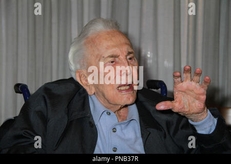 Kirk Douglas 05/04/2017 Das 25-jährige Jubiläum der Anne Douglas Zentrum für Frauen am Los Angeles Mission gehalten an der Los Angeles Mission in Los Angeles, CA Foto von Izumi Hasegawa/HNW/PictureLux Stockfoto