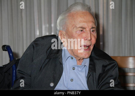 Kirk Douglas 05/04/2017 Das 25-jährige Jubiläum der Anne Douglas Zentrum für Frauen am Los Angeles Mission gehalten an der Los Angeles Mission in Los Angeles, CA Foto von Izumi Hasegawa/HNW/PictureLux Stockfoto
