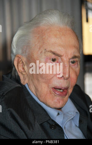 Kirk Douglas 05/04/2017 Das 25-jährige Jubiläum der Anne Douglas Zentrum für Frauen am Los Angeles Mission gehalten an der Los Angeles Mission in Los Angeles, CA Foto von Izumi Hasegawa/HNW/PictureLux Stockfoto