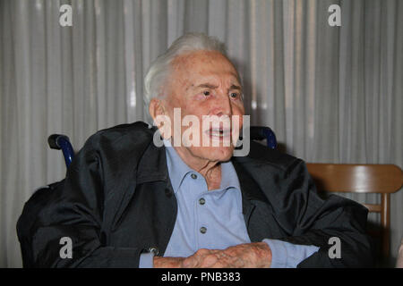 Kirk Douglas 05/04/2017 Das 25-jährige Jubiläum der Anne Douglas Zentrum für Frauen am Los Angeles Mission gehalten an der Los Angeles Mission in Los Angeles, CA Foto von Izumi Hasegawa/HNW/PictureLux Stockfoto