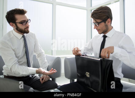 Anwalt und Geschäftsmann sitzen in der Lobby des Business Center Stockfoto