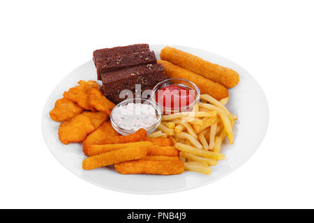 Warme Vorspeise Croutons aus Roggen Brot, eine Reihe von Chicken Nuggets aus Fleisch, Käse Sticks in Panade, Pommes, Mayonnaise Sauce, Tar - tar, Ketchup Stockfoto