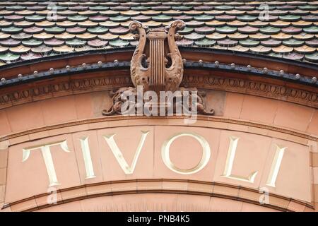 Kopenhagen, Dänemark - 28. August 2018: Tivoli Zeichen an der Wand. Tivoli ist ein Vergnügungspark und Lustgarten in Kopenhagen, Dänemark. Stockfoto