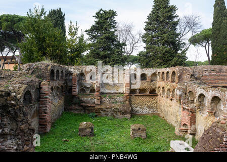 Rom. Italien. Ostia Antica. Diese Grabstätte mit Nischen für Urnen, Nekropole von Porta Romana, Via delle Tombe. Regio V Stockfoto