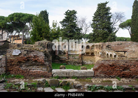 Rom. Italien. Ostia Antica. Diese Grabstätte mit Nischen für Urnen, Nekropole von Porta Romana, Via delle Tombe. Regio II. Stockfoto