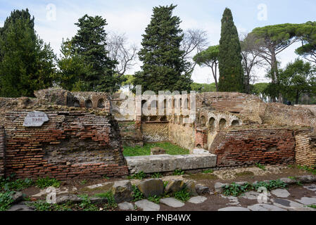 Rom. Italien. Ostia Antica. Diese Grabstätte mit Nischen für Urnen, Nekropole von Porta Romana, Via delle Tombe. Regio V Stockfoto