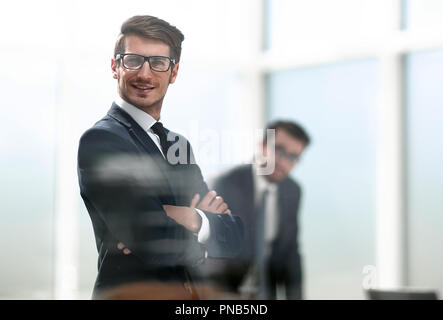 Mitarbeiter liest klebrig - Hinweise auf Glas. Stockfoto