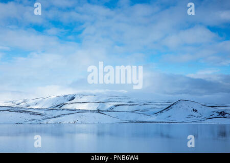 Spektakuläre Brennisteinsfjoll vulkanische Berge und See Kleifarvatn auf der Halbinsel Reykjanes, Reykjavik, South Island Stockfoto