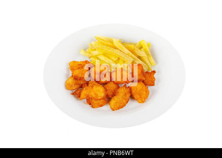 Warme Vorspeise Chicken Nuggets in knuspriger golden Breadcrumbs, in Öl gebacken und Pommes Frites, vor Alkohol, Essen auf Platte, weiß isoliert Hintergrund Si Stockfoto