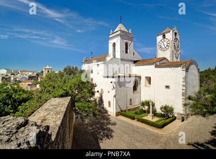 Die Kirche Santa Maria do Castelo in Tavira aus das Schloss Stadtmauer, Algarve, Portugal Stockfoto