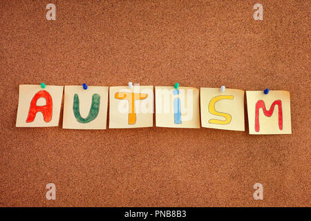 Autismus. Autismus-spektrum-Störungen. Autismus Wort auf Post-it Notes. Bulletin Board. Close Up. Stockfoto