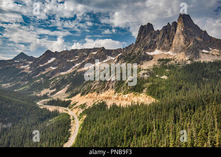 Liberty Bell Mountain, North Cascades Highway, Ansicht von Washington Durchlauf übersehen, Washington State, USA Stockfoto