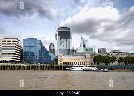 Die Skyline der Stadt von London gesehen von der Themse London England Großbritannien Stockfoto