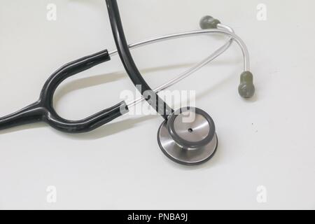 Medizinische Stethoskop in der Klinik, alten Long-Standing auf dem Tisch mit Platz kopieren: Wählen Sie Fokus mit geringer Tiefenschärfe. Stockfoto