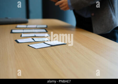 User Experience, UX-Designer entwerfen Web auf smart phone Layout. UI Planung mobile Anwendung. Entwickler arbeiten mit Business Prototyp Stockfoto