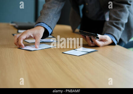 User Experience, UX-Designer entwerfen Web auf smart phone Layout. UI Planung mobile Anwendung. Entwickler arbeiten mit Business Prototyp Stockfoto