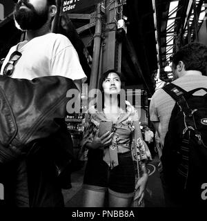 Asiatische Tourist in einem überfüllten Borough Markt, Southwark, London, England, UK. Stockfoto